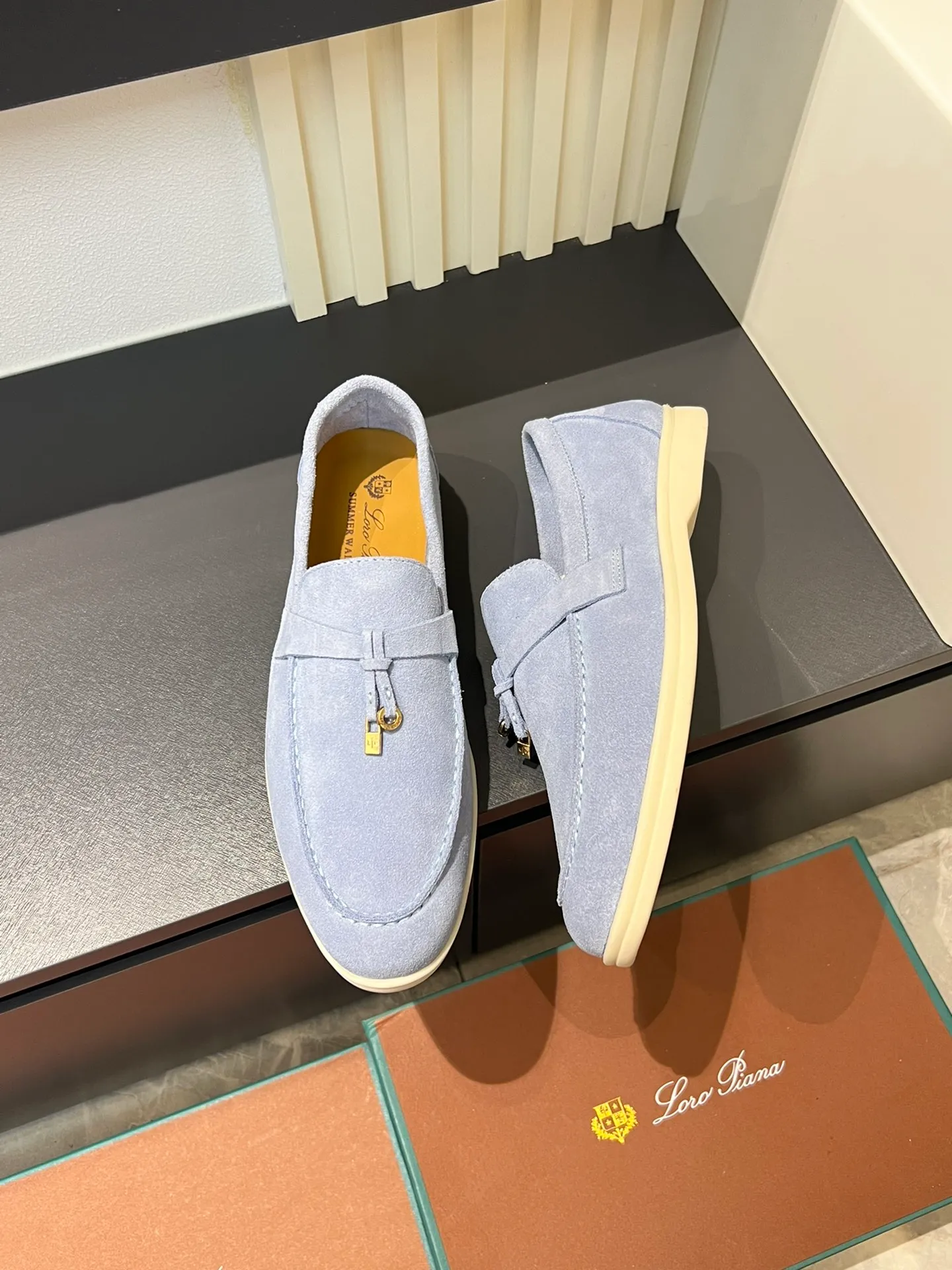 Men's shoes 💰p360 "Loro men's shoes 💰pian'*" Classic L men's shoes for couples 💰p Top version British flat loafers, a must-have item in old money style, the minimalist design is eye-catching and durable, a plus point for dressing The soft foot feel and texture are outstanding. They don’t scratch your feet and are very nice. They are matched with soft and waxy soles. They can be worn daily for a long time without getting tired. They are easy to wear, versatile and classic items, with perfect foot feel and texture! Imported cashmere fabric, the lining is made of imported A-grade water-dyed cow lining, the top version of the genuine leather midsole is sewn with pure handmade mark thread! Size: Female 35-40 (34. Customized) Male 38-44 (45.46. Customized)